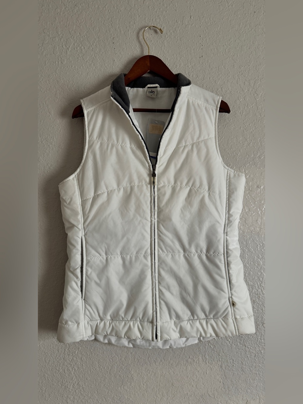 NWT ALO Yoga White Quilted Puffer Vest with Gray Trim